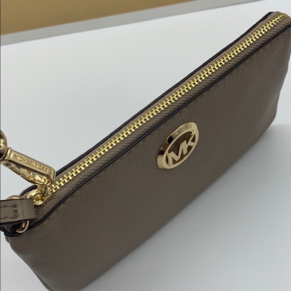 MICHAEL KORS FULTON LG TZ WRISTLET LEATHER TRUFFLE - Picture 8 of 16